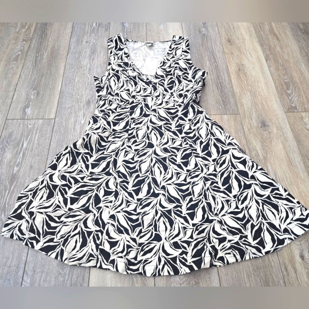 A New Day fit and flare dress black and white floral size 8 women's